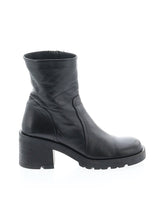 1 shoe size - 39 (EU)