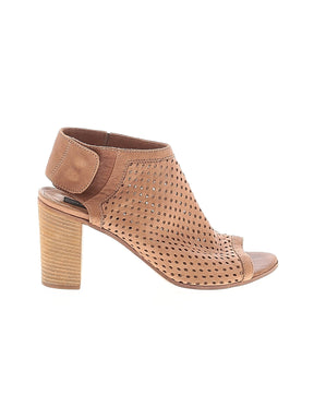 1 shoe size - 38 (EU)